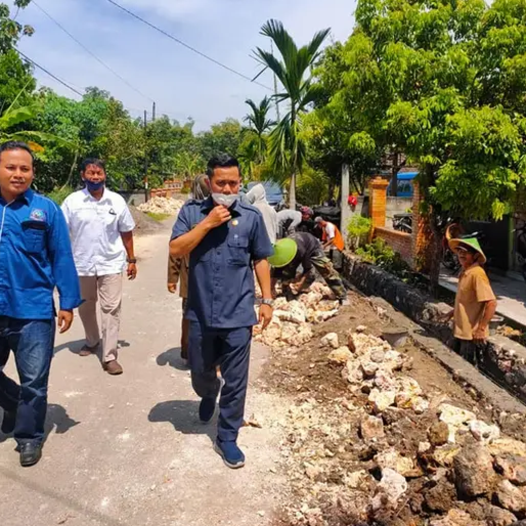 Wakil Ketua BPD Blora, Helmy Hidayat saat mendampingi anggota DPRD Blora. Foto: Dok. Lilik Yuliantoro