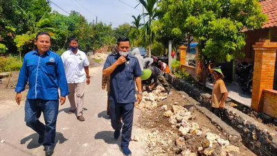 Wakil Ketua BPD Blora, Helmy Hidayat saat mendampingi anggota DPRD Blora. Foto: Dok. Lilik Yuliantoro