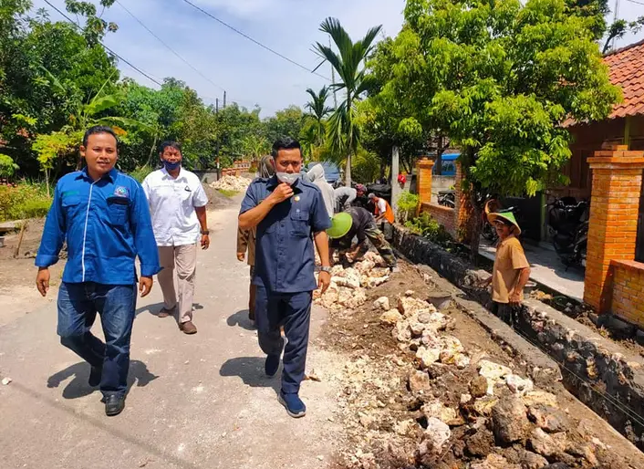 Wakil Ketua BPD Blora, Helmy Hidayat saat mendampingi anggota DPRD Blora. Foto: Dok. Lilik Yuliantoro
