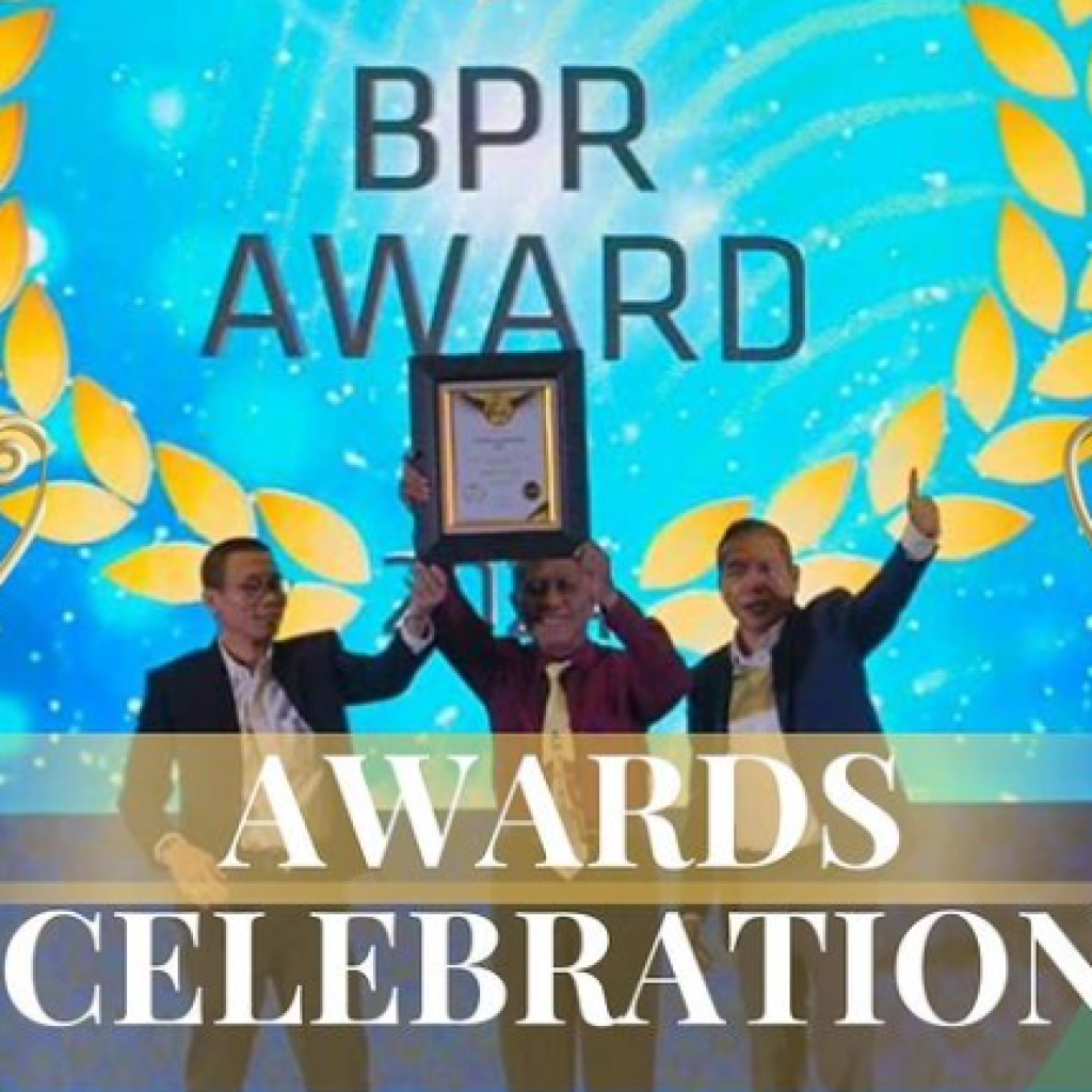 Direktur Utama PT BPR BKK Kabupaten Blora, Puguh Haryono saat terima penghargaan Infobank Award. Foto: instagram.com/bprbkkblora