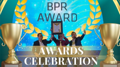 Direktur Utama PT BPR BKK Kabupaten Blora, Puguh Haryono saat terima penghargaan Infobank Award. Foto: instagram.com/bprbkkblora