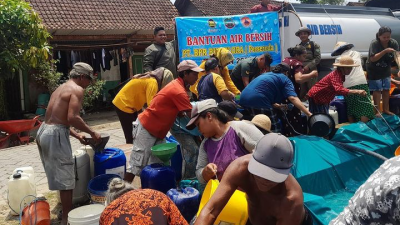 TUTURPEDIA - Tanggung Jawab Sosial BPR BKK Blora: Meringankan Kekeringan dengan Distribusi Air Bersih