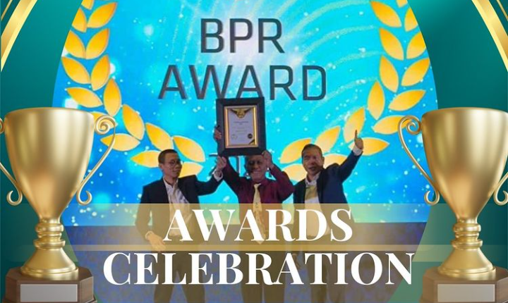 Direktur Utama PT BPR BKK Kabupaten Blora, Puguh Haryono saat terima penghargaan Infobank Award. Foto: instagram.com/bprbkkblora