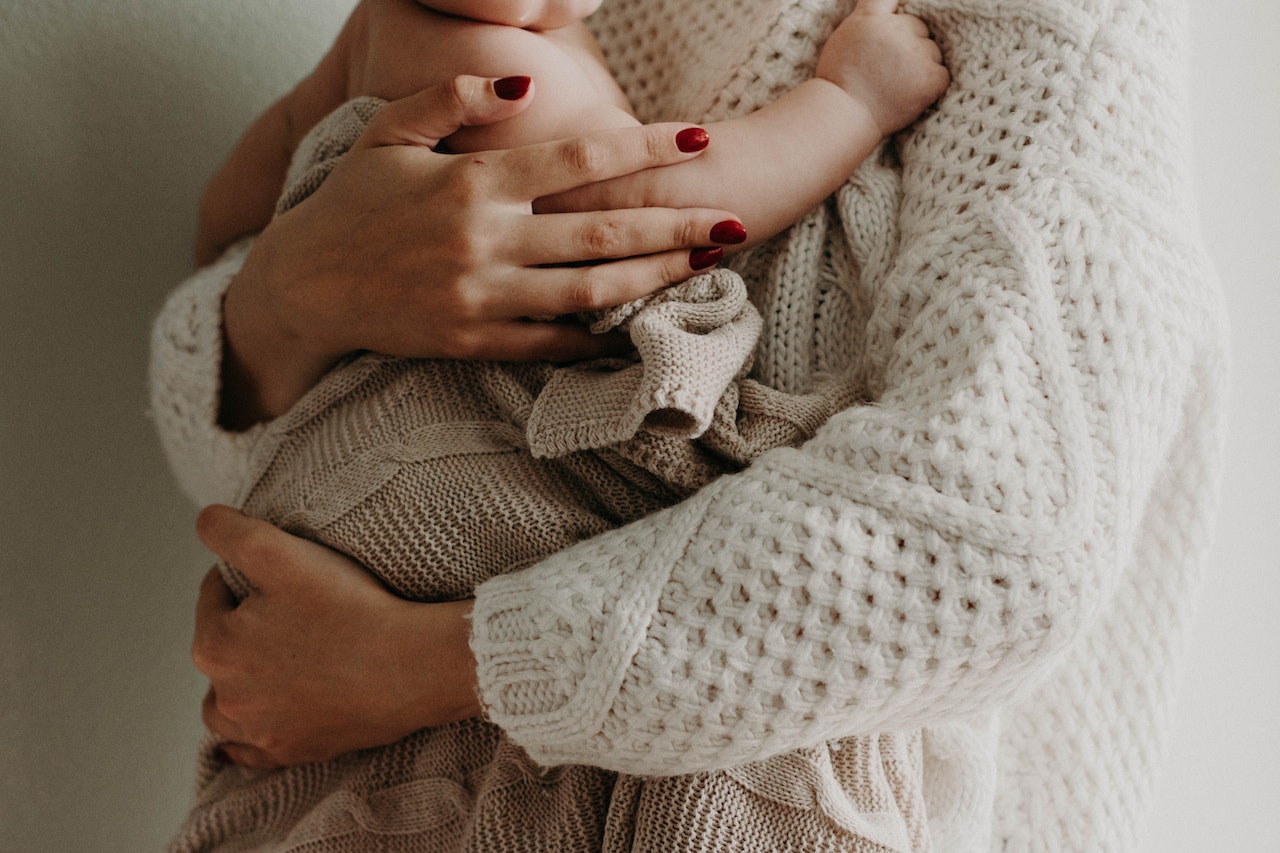 Baby blues dan depresi pasca melahirkan memiliki perbedaan, kenali tanda-tandanya. FOTO: Pexels.com/Kristina Paukshtite
