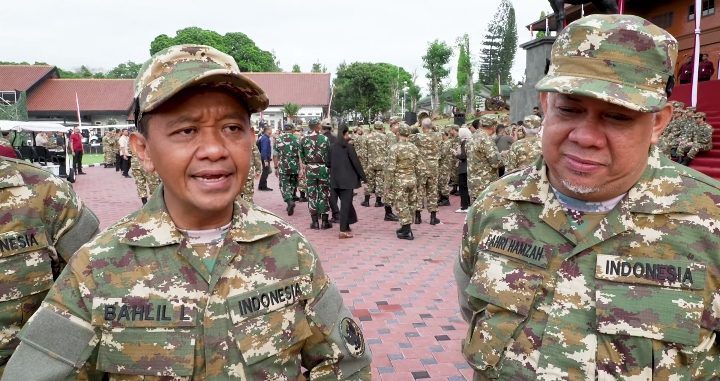 Menteri ESDM, Bahlil Lahadalia bersama Wakil Menteri Perumahan dan Kawasan Pemukiman Fahri Hamzah saat retret Kabinet Merah Putih di Akmil, Magelang. Foto: Tangkapan Layar YouTube Sekretariat Presiden
