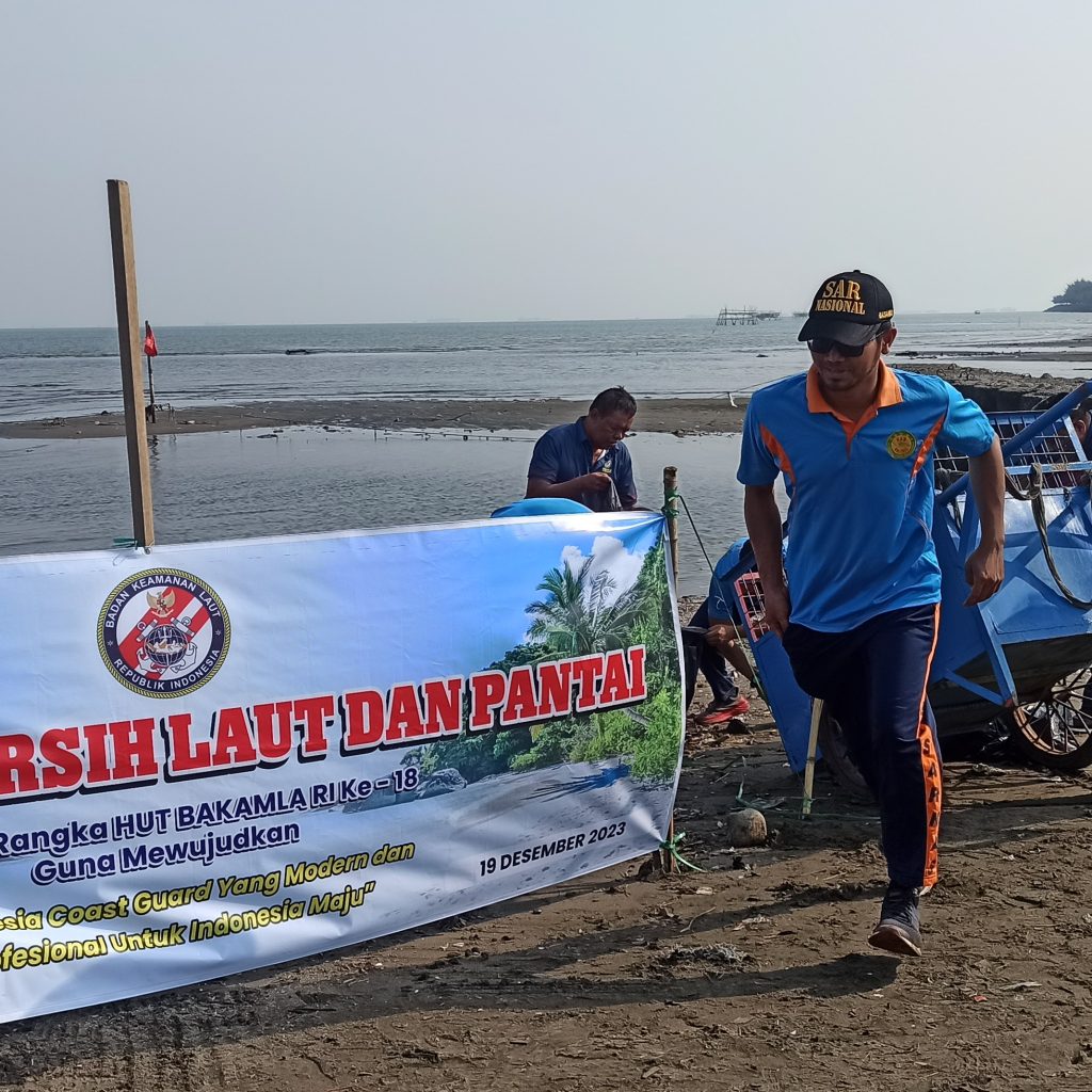 HUT Ke-18, Stasiun Bakamla Semarang Gelar Aksi Bersih-bersih Lingkungan