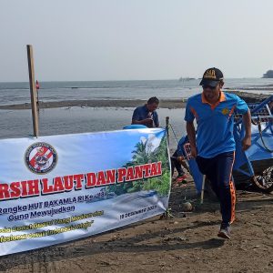 HUT Ke-18, Stasiun Bakamla Semarang Gelar Aksi Bersih-bersih Lingkungan