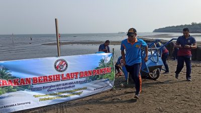 Bakamla Semarang gelar aksi bersih-bresih lingkungan di Pantai Tirang. Foto: Dok. Alan Henry Pambuko