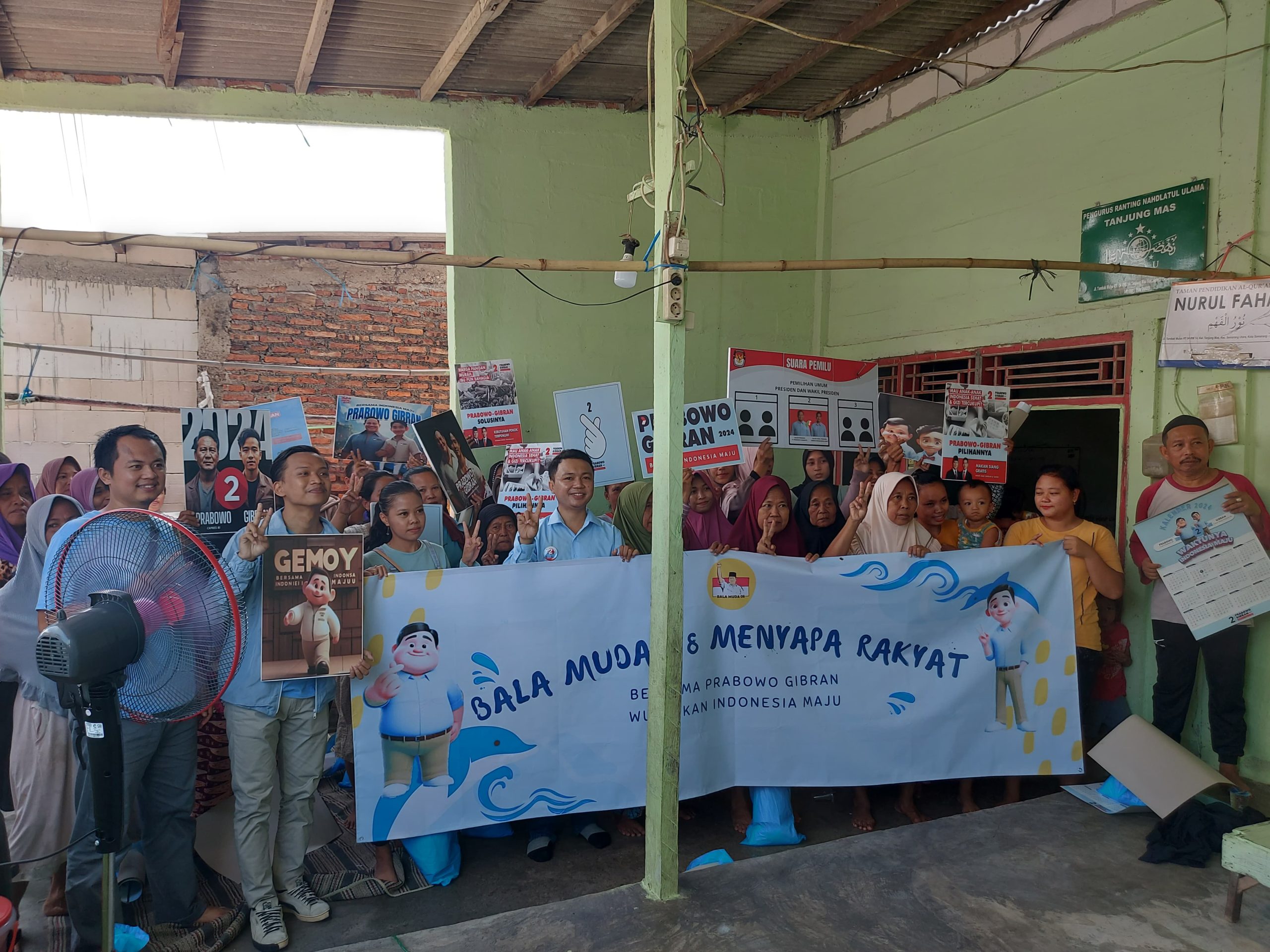 Bala Muda 08 sapa masyarakat di Kampung Nelayan Tambaklorok. Foto: Bala Muda 08