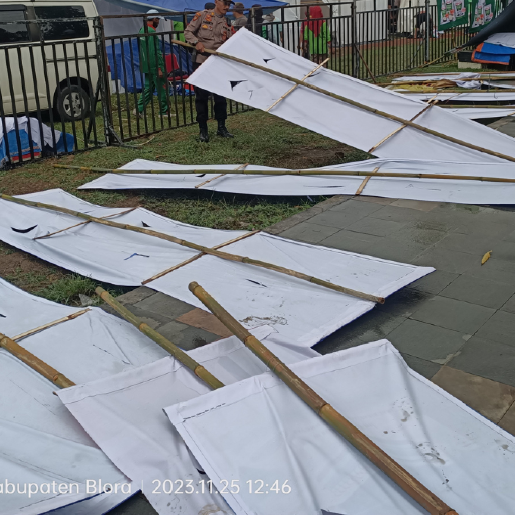 Baliho sponsor rubuh di Stadion Kridosono akibat hujan lebat disertai angin yang mengguyur Blora. Foto: Dok. Lilik Yuliantoro