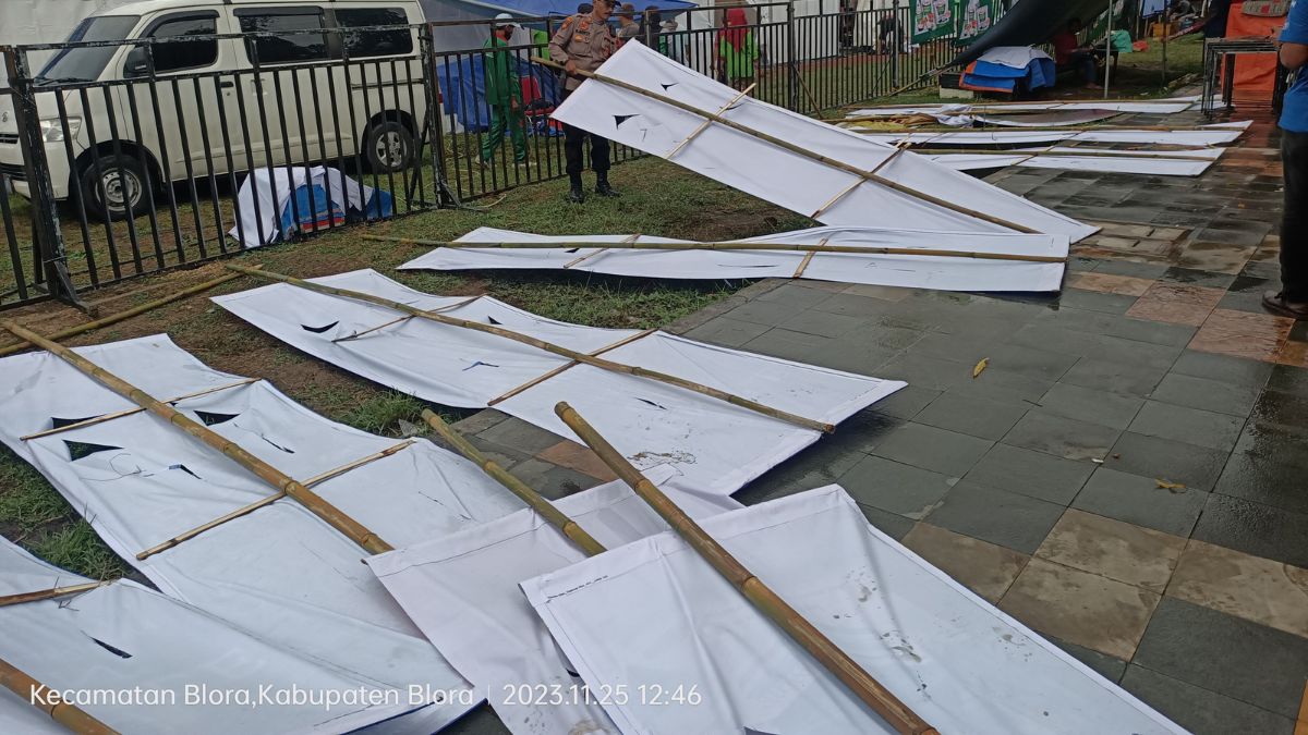 Baliho sponsor rubuh di Stadion Kridosono akibat hujan lebat disertai angin yang mengguyur Blora. Foto: Dok. Lilik Yuliantoro