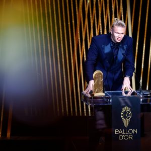 Ballon d’Or ‘Dirampok’ Messi, Erling Haaland Bawa Pulang Trofi Gerd Muller