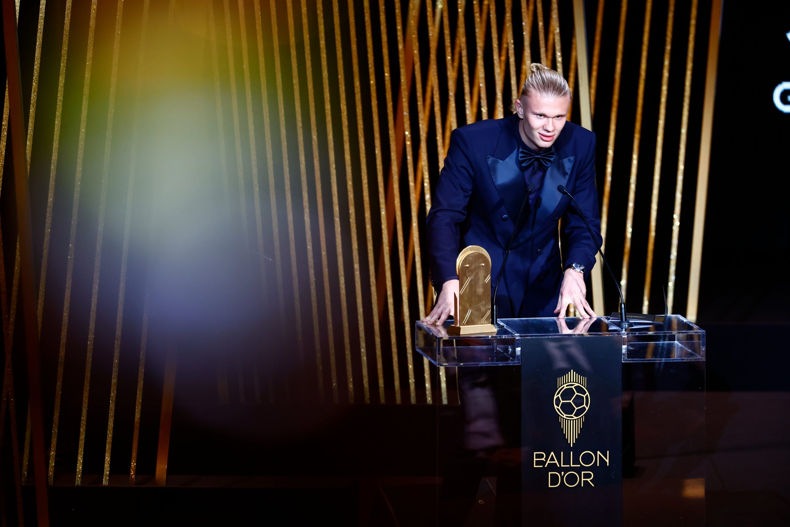 Bukan bawa pulang Ballon d'Or, Erling Haaland akhirnya bawa pulang Trofi Gerd Muller. Foto: X.com/ballondor