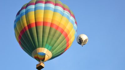 Ilustrasi balon udara yang meledak di Magelang dan akibatkan 5 rumah serta 1 mobil rusak. Foto: pixabay.com/neelam279