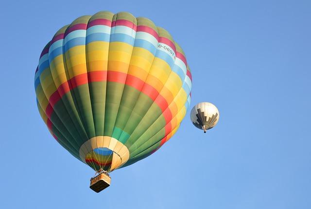 Ilustrasi balon udara yang meledak di Magelang dan akibatkan 5 rumah serta 1 mobil rusak. Foto: pixabay.com/neelam279