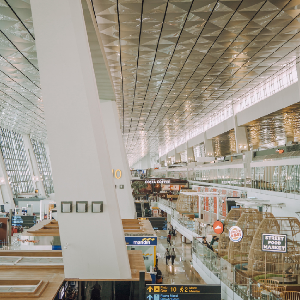 Bandara Soekarno-Hatta jadi salah satu bandara paling ramah keluarga di dunia. Foto: Unsplash.com/Eugenia Clara