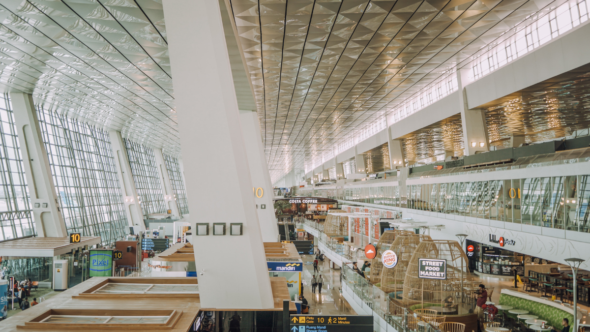 Bandara Soekarno-Hatta jadi salah satu bandara paling ramah keluarga di dunia. Foto: Unsplash.com/Eugenia Clara