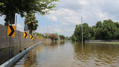 Curah hujan ekstrem akibatkan ruas jalan di Jakarta Utara banjir. Foto: pixabay.com/andrewtheshrew
