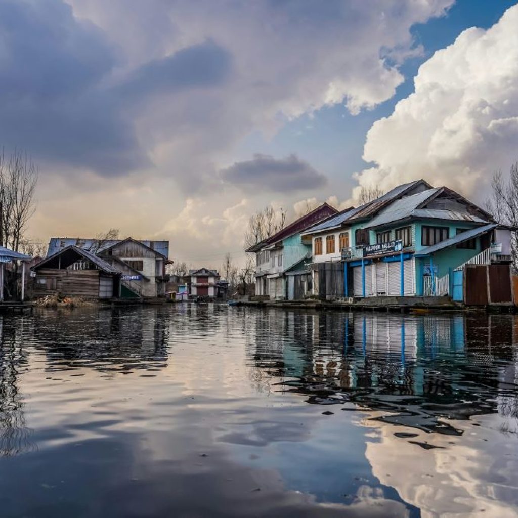 TUTURPEDIA - Banjir Terparah, Sebanyak 20.000 Rumah di Cirebon Timur Terendam