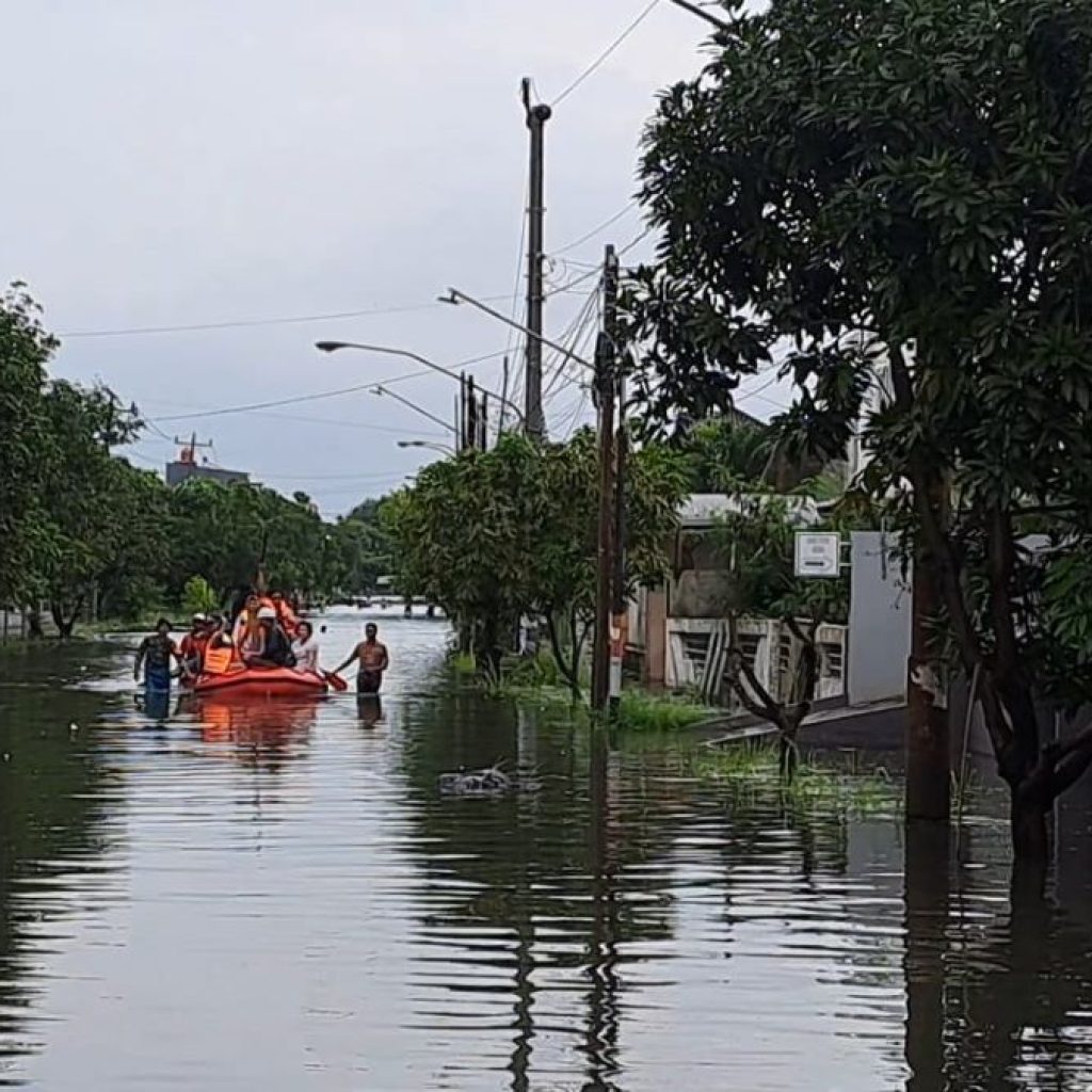 Sejumlah Lansia di Kelurahan Kuningan Semarang Dievakuasi Petugas karena Terdampak Banjir