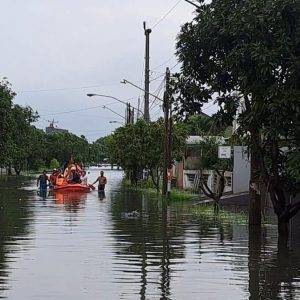 Sejumlah Lansia di Kelurahan Kuningan Semarang Dievakuasi Petugas karena Terdampak Banjir