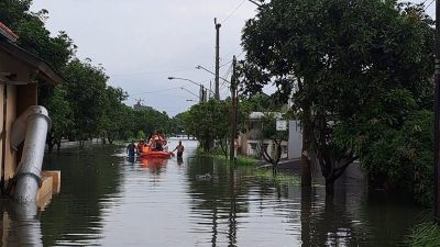 Petugas mengevakuasi sejumlah lansia terdampak banjir di Kelurahan Kuningan, Kota Semarang. Foto: Dok. Alan Henry