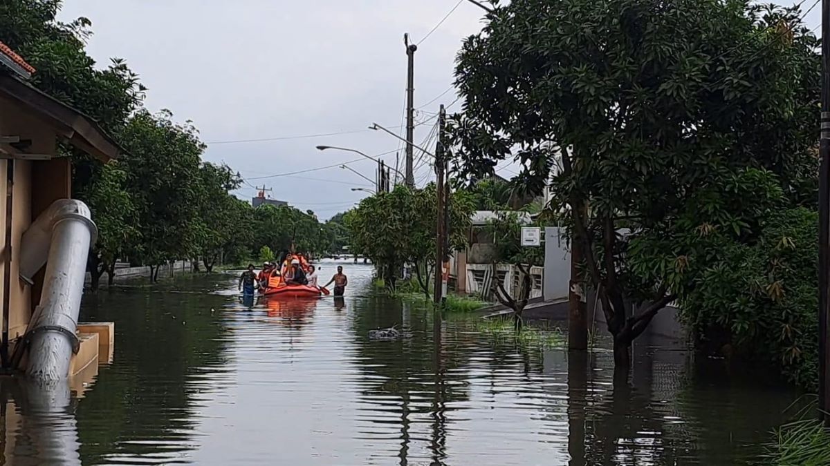 Petugas mengevakuasi sejumlah lansia terdampak banjir di Kelurahan Kuningan, Kota Semarang. Foto: Dok. Alan Henry