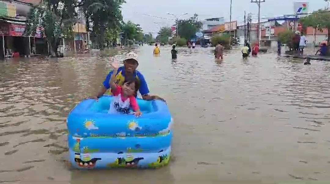 Luapan Air BKT mengakibatkan banjir dan berdampak pada warga di Kecamatan Semarang Timur. Foto: Dok. Alan Henry