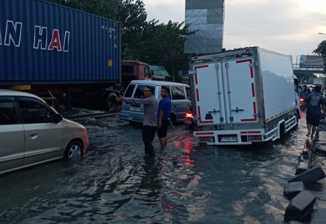TUTURPEDIA - Jalan Kaligawe Masih Banjir Meski Sudah Maksimalkan Pompa, Kepala DPU Beri Penjelasan