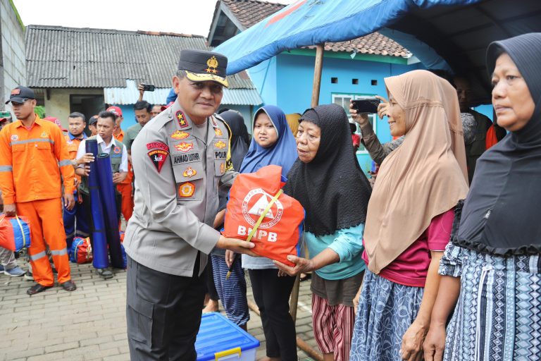 Banjir masih menggenangi pemukiman warga di Jepara, Jawa Tengah. Foto: Laman Humas Polri