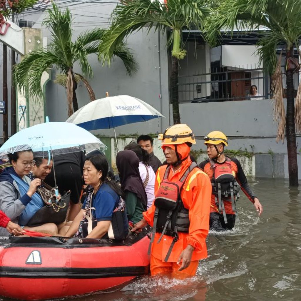 Kirim Tim Lengkap, Basarnas Terus Lakukan Evakuasi Korban Banjir di Semarang