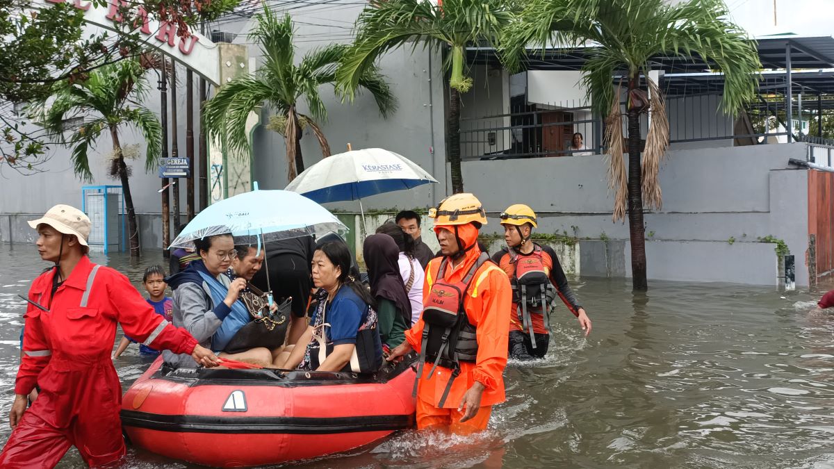 Basarnas terus lakukan evakuasi warga terdampak banjir di Semarang. Foto: Dok. Basarnas Semarang