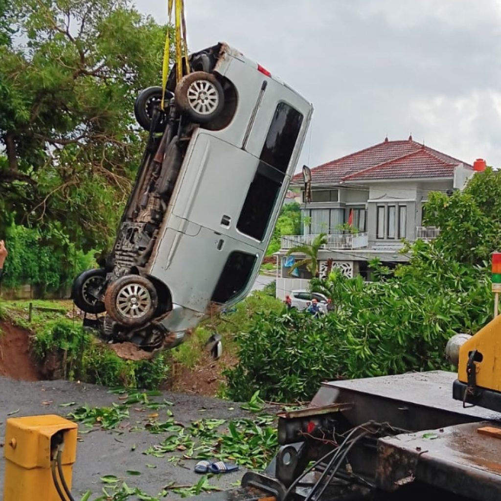 Banjir Semarang Sebabkan Tanah Longsor dan Pohon Tumbang di Beberapa Lokasi