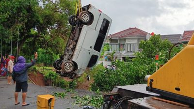 TUTURPEDIA - Banjir Semarang Sebabkan Tanah Longsor dan Pohon Tumbang di Beberapa Lokasi