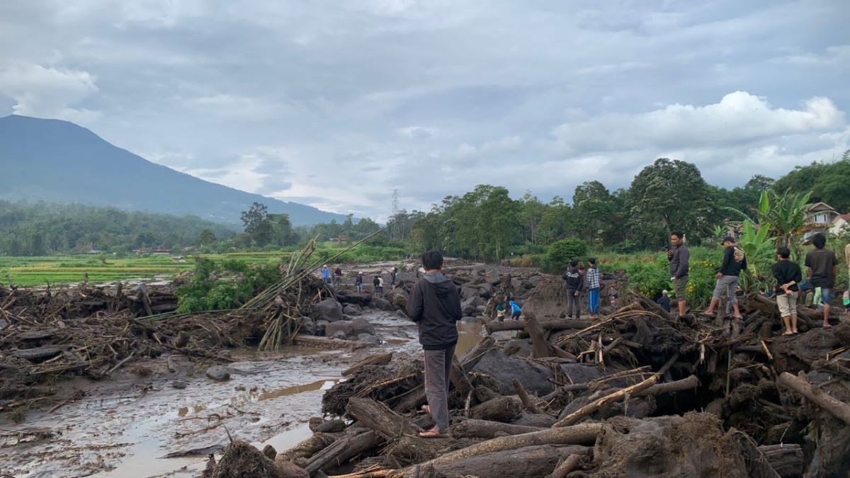 BMKG merekomendasikan modifikasi cuaca di daerah terdampak bencana Sumbar. Foto: x.com/BNPB_Indonesia