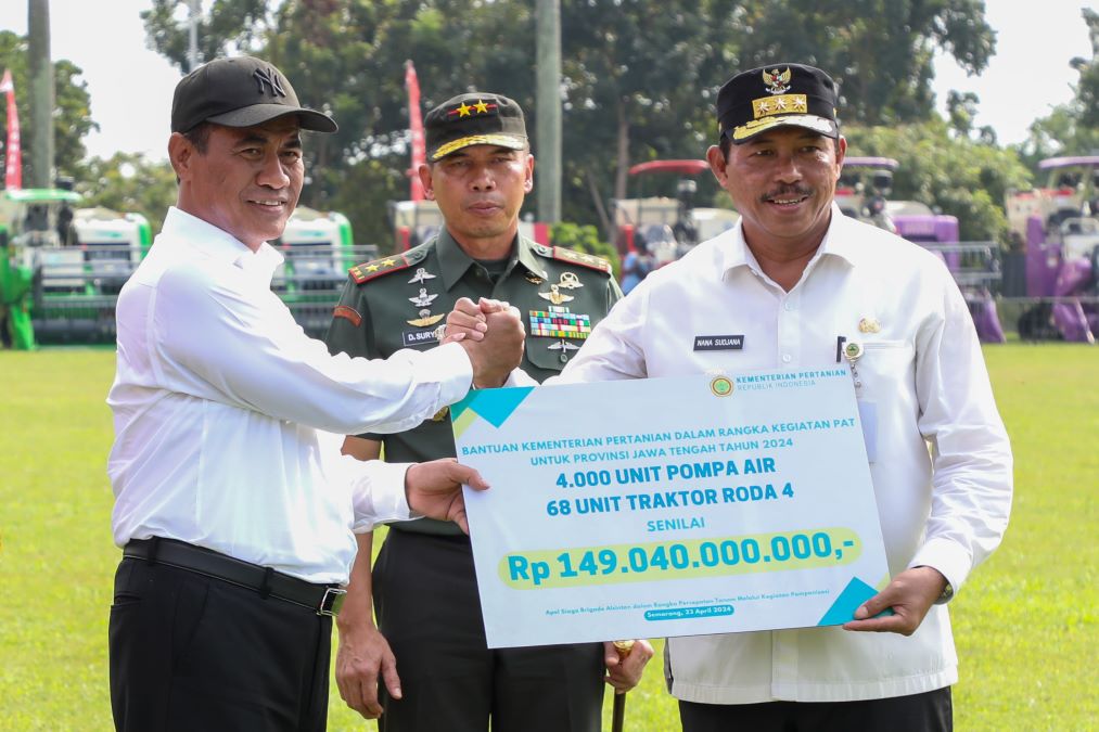 Pj Gubernur Jateng yakin produksi pangan meningkat usai terima bantuan 10.000 alsintan. Foto: Humas Pemprov Jateng