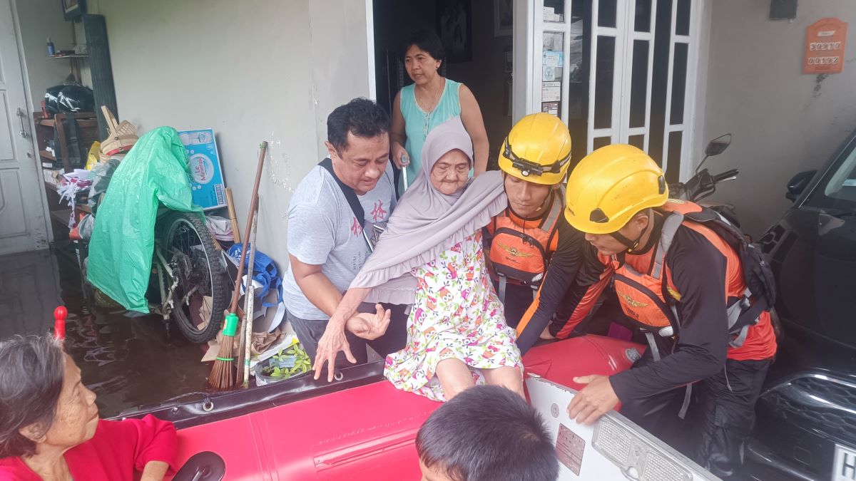 Basarnas Semarang fokus mengevakuasi warga lanjut usia yang terkena banjir. Foto: Dok. Basarnas Semarang