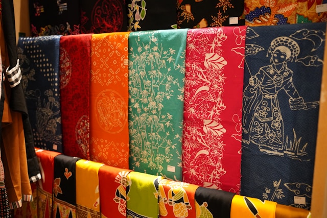 Sejarah batik di Indonesia. Foto: unsplash.com/wafieqakmal