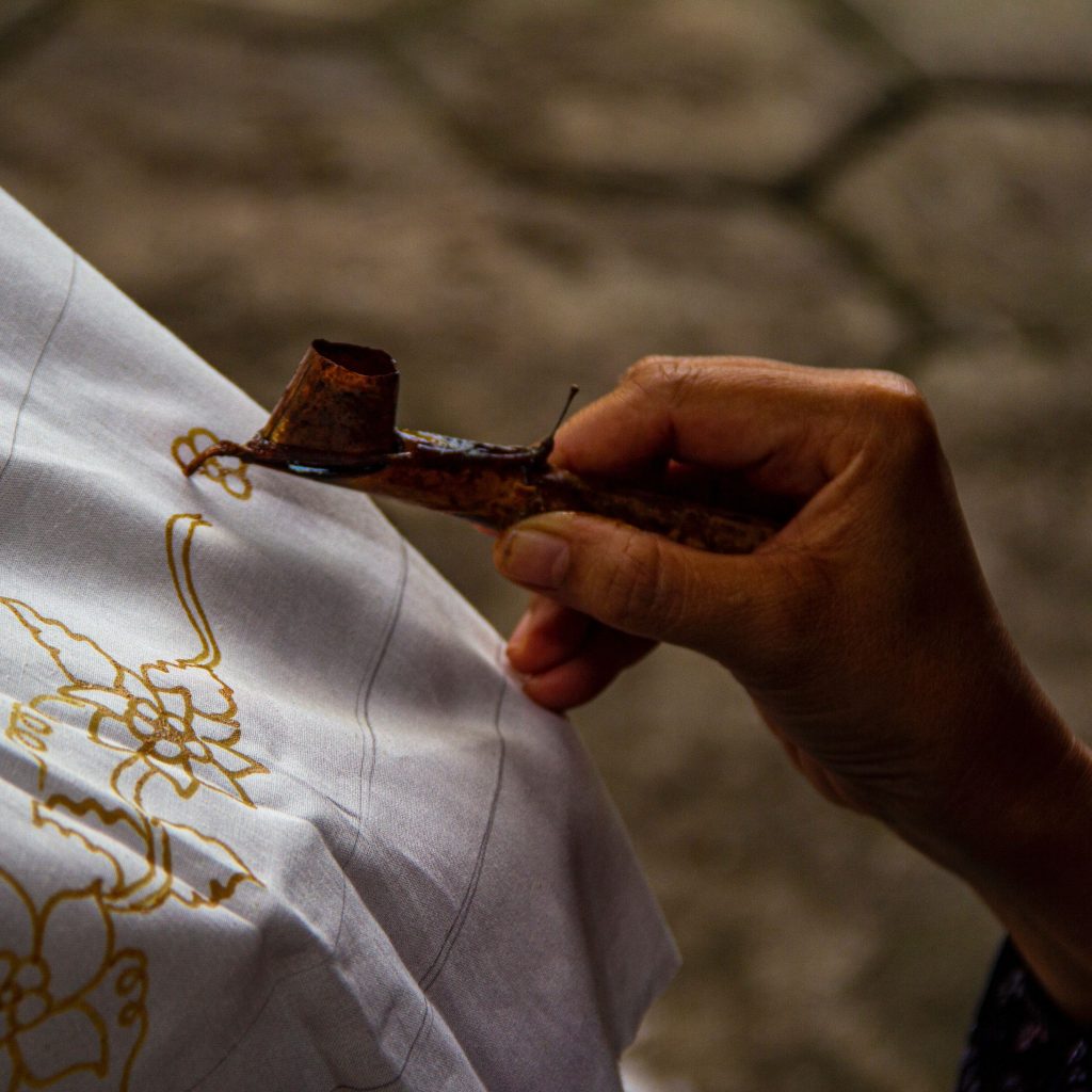 Inilah sejarah hari batik nasional dan sejarah batik di Indonesia. FOTO: Unsplash.com/Mahmur Marganti