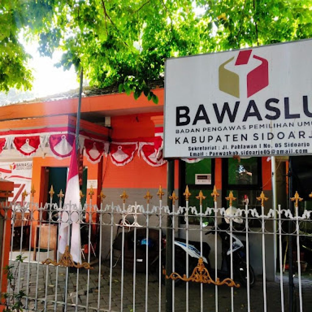 TUTURPEDIA - Bawaslu Sidoarjo Periksa 11 Kepala Desa yang Diduga Berikan Dukungan kepada Paslon 02