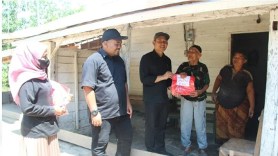 TUTURPEDIA - Sambut HUT RI, Bawaslu Blora Bagikan Bendera Merah Putih untuk Warga