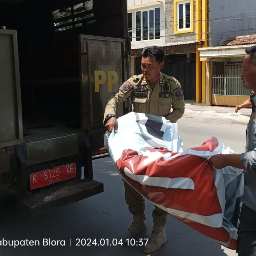 Memasuki Masa Tenang, Ribuan Satpol PP Turunkan Alat Peraga Kampanye di DKI Jakarta