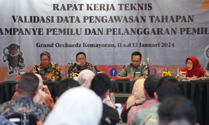Tim pengawasan Bawaslu mengawasi KPU dalam laporan dana kampanye. Foto: Laman Bawaslu