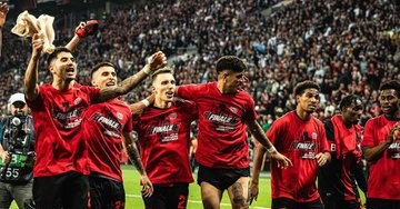 Bayer Leverkusen siap tambah koleksi trofi musim ini. Foto: x.com/grimaldo35