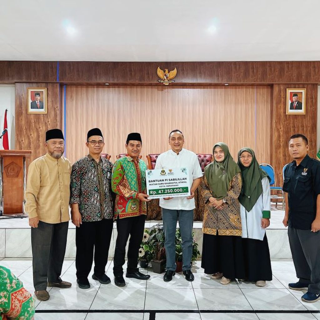 Ketua Baznas Kota Semarang, Arnaz Andrarasmara serahkan bantuan kepada Ikatan Guru Roudlotul Athfal (IGRA) se-Kota Semarang. Foto: Dok. Baznas Semarang