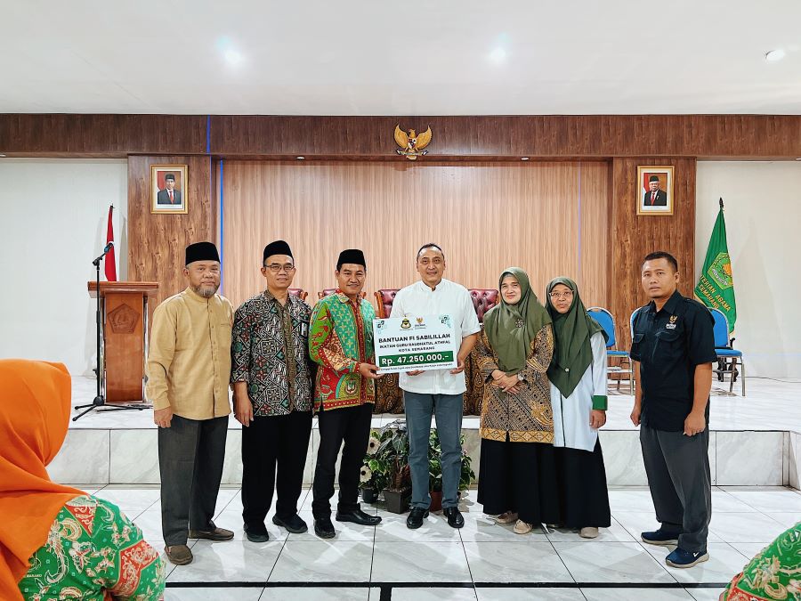 Ketua Baznas Kota Semarang, Arnaz Andrarasmara serahkan bantuan kepada Ikatan Guru Roudlotul Athfal (IGRA) se-Kota Semarang. Foto: Dok. Baznas Semarang