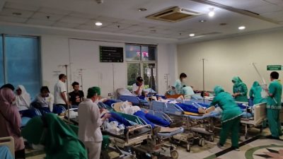 Beberapa mahasiswa korban keracunan yang dirawat di salah satu RS rujukan. (Foto: Twitter @pacarkecilku)