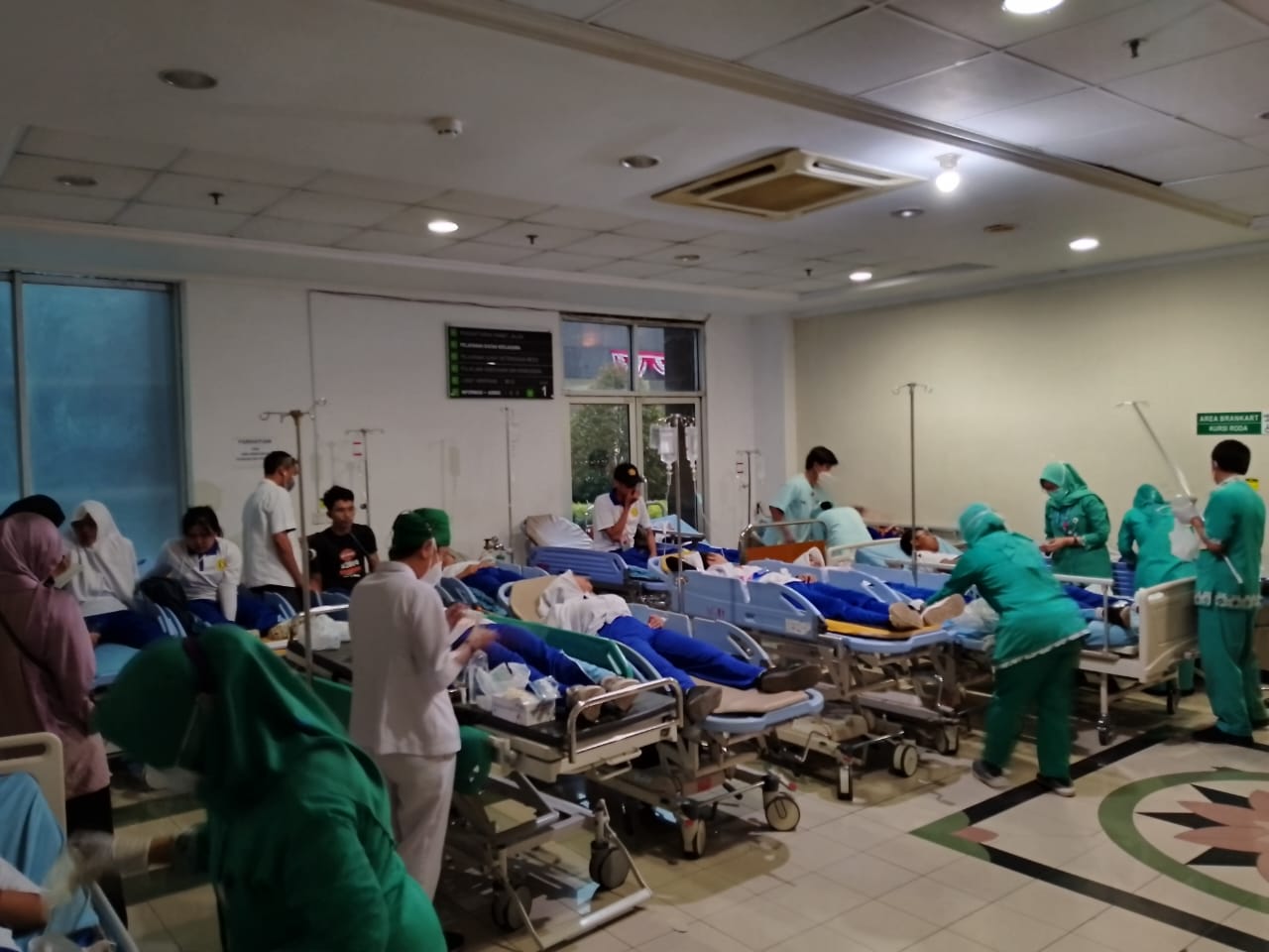 Beberapa mahasiswa korban keracunan yang dirawat di salah satu RS rujukan. (Foto: Twitter @pacarkecilku)