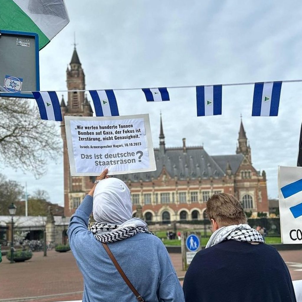 Bendera Nikaragua dan Palestina sebagai simbol dukungan di depan Pengadilan Internasional. Foto: instagram.com/mudiblick