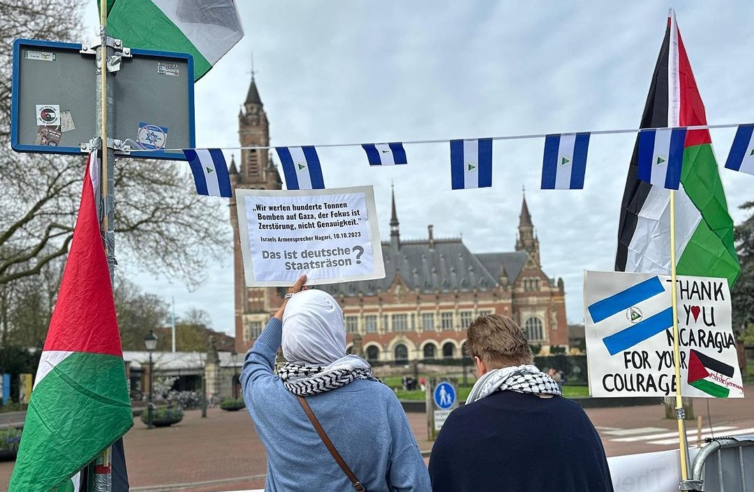 Bendera Nikaragua dan Palestina sebagai simbol dukungan di depan Pengadilan Internasional. Foto: instagram.com/mudiblick